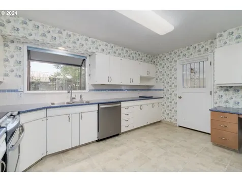 28794 Hillaire Street Eugene OR 97402
