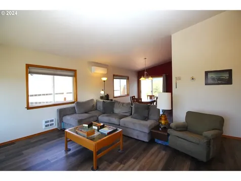 1865 Garfield Street North Bend OR 97459