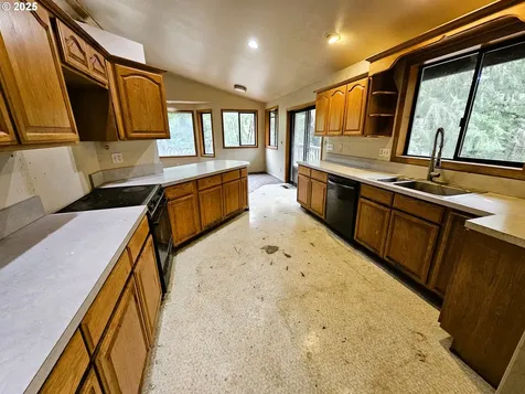 10040 Tyee Road Umpqua OR 97486