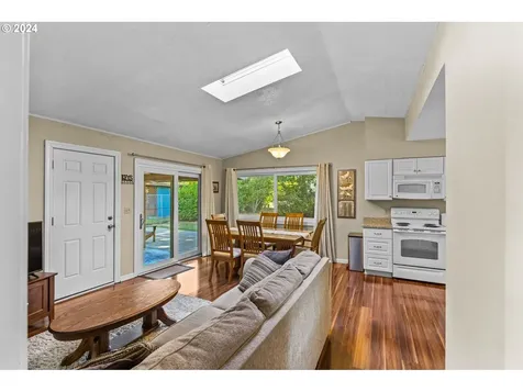 990 Garfield Street Woodburn OR 97071