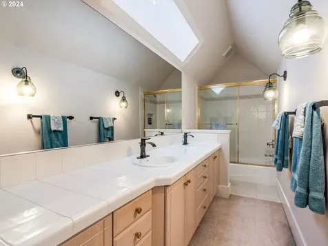 9235 Nw Hopedale Court Portland OR 97229