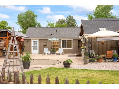 233 NW Cedar Avenue Redmond OR 97756