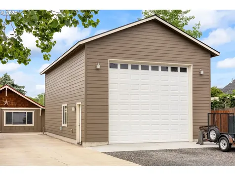 233 NW Cedar Avenue Redmond OR 97756