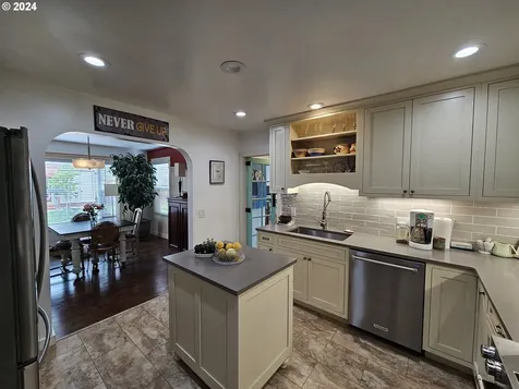 233 NW Cedar Avenue Redmond OR 97756