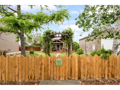 233 NW Cedar Avenue Redmond OR 97756