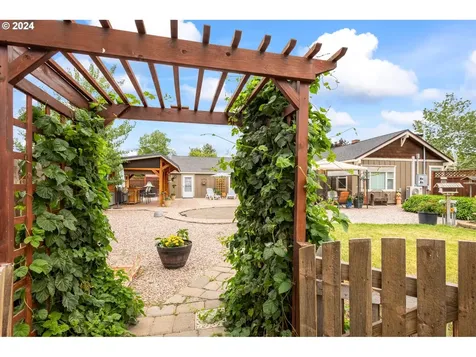233 NW Cedar Avenue Redmond OR 97756