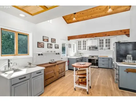 9608 Nw Rosaria Avenue Portland OR 97231