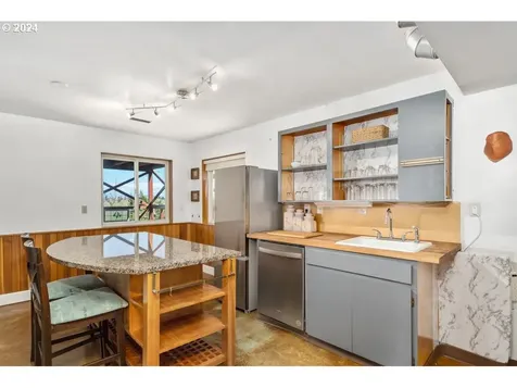 9608 Nw Rosaria Avenue Portland OR 97231