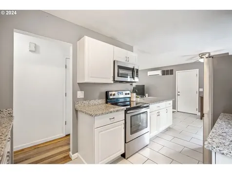 220 SE Evelyn Avenue Gresham OR 97080
