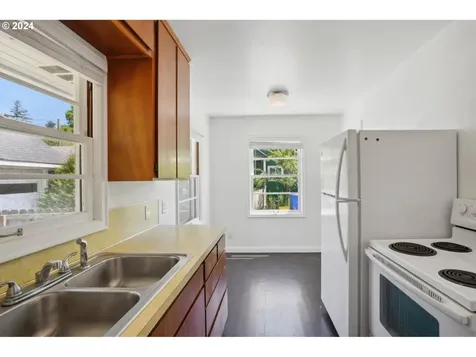 8907 Ne Schuyler Street Portland OR 97220