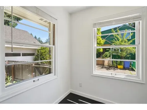 8907 Ne Schuyler Street Portland OR 97220