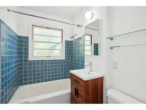 8907 Ne Schuyler Street Portland OR 97220