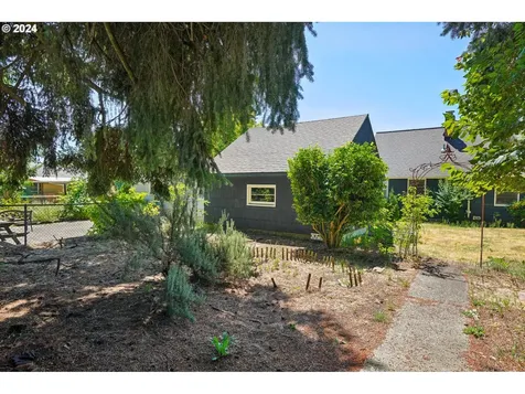 8907 Ne Schuyler Street Portland OR 97220
