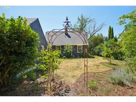 8907 Ne Schuyler Street Portland OR 97220