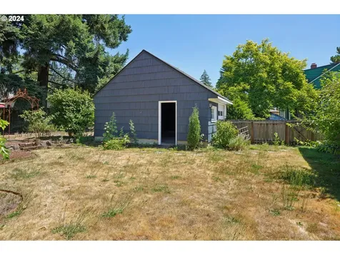 8907 Ne Schuyler Street Portland OR 97220