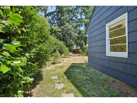 8907 Ne Schuyler Street Portland OR 97220
