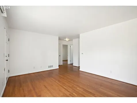 8907 Ne Schuyler Street Portland OR 97220