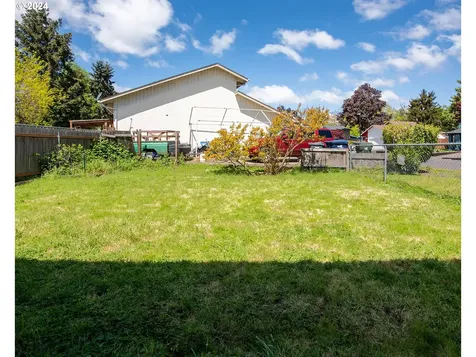 4072/4074 N Clarey Street Eugene OR 97402