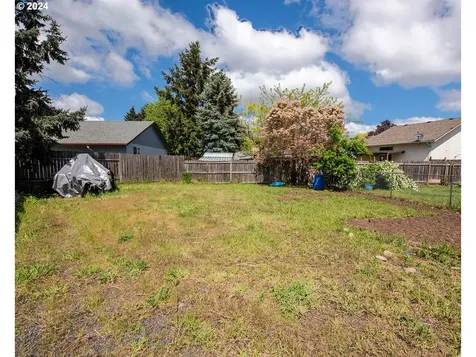 4072/4074 N Clarey Street Eugene OR 97402
