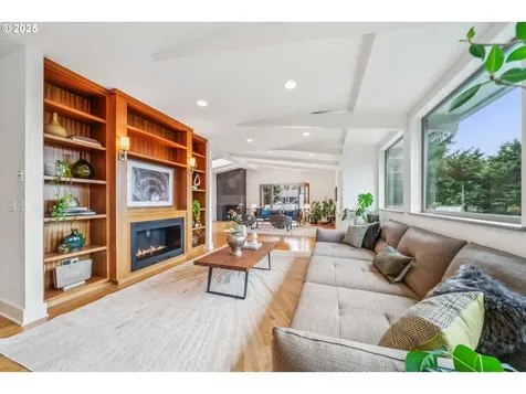 3825 SW Jerald Court Portland OR 97221