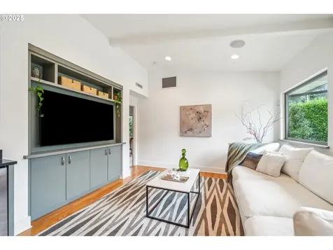 3825 SW Jerald Court Portland OR 97221