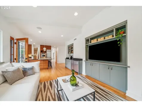 3825 SW Jerald Court Portland OR 97221