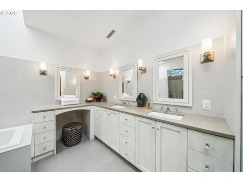 3825 SW Jerald Court Portland OR 97221
