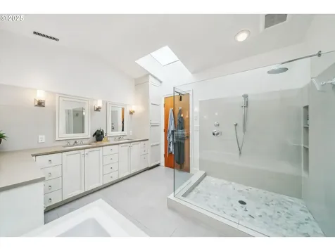 3825 SW Jerald Court Portland OR 97221