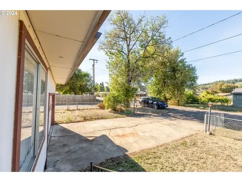 536 Glen Avenue Sutherlin OR 97479