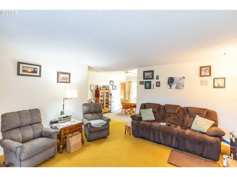536 Glen Avenue Sutherlin OR 97479