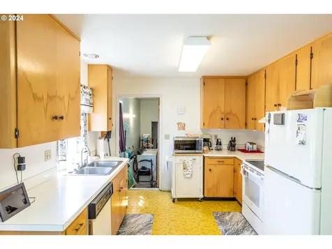 536 Glen Avenue Sutherlin OR 97479