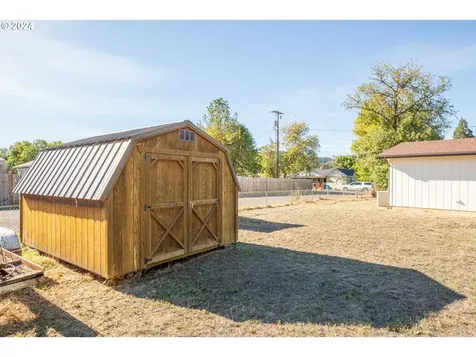 536 Glen Avenue Sutherlin OR 97479