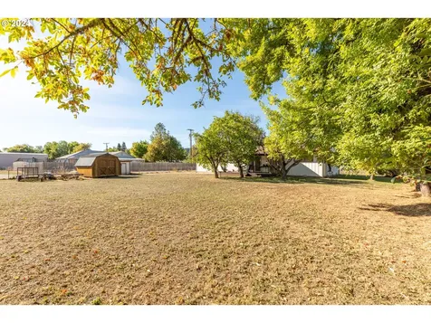 536 Glen Avenue Sutherlin OR 97479