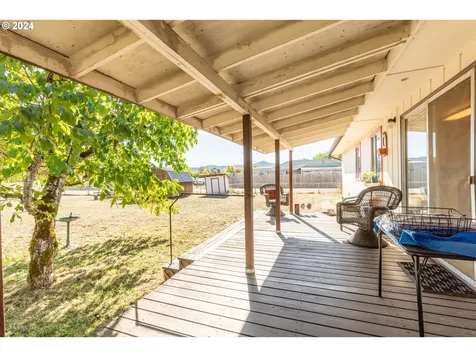 536 Glen Avenue Sutherlin OR 97479