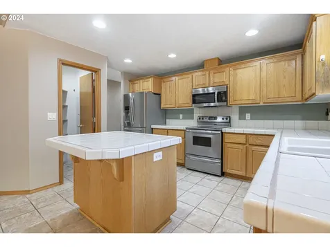 818 Howard Jordan Loop Dayton OR 97114
