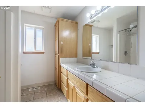 818 Howard Jordan Loop Dayton OR 97114