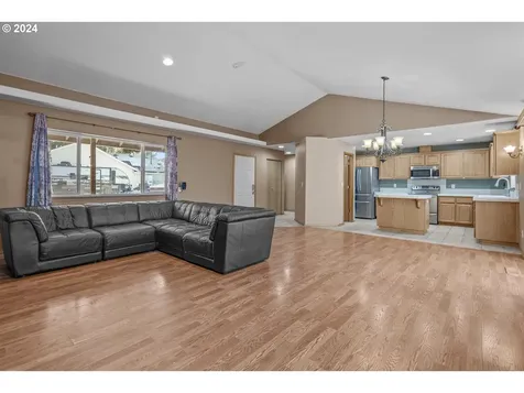 818 Howard Jordan Loop Dayton OR 97114