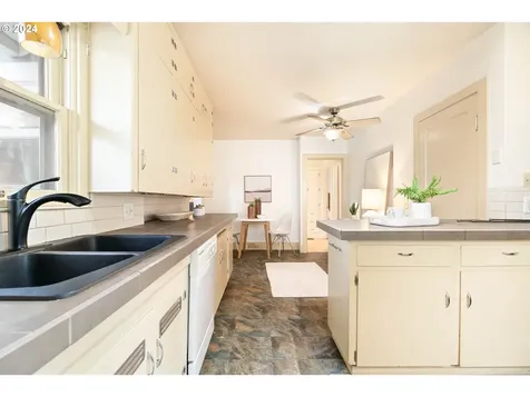 2430 Se 67th Avenue Portland OR 97206