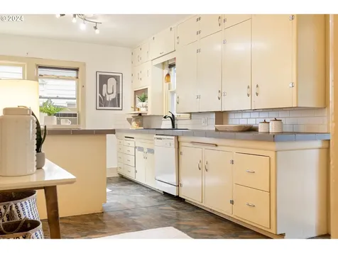 2430 Se 67th Avenue Portland OR 97206