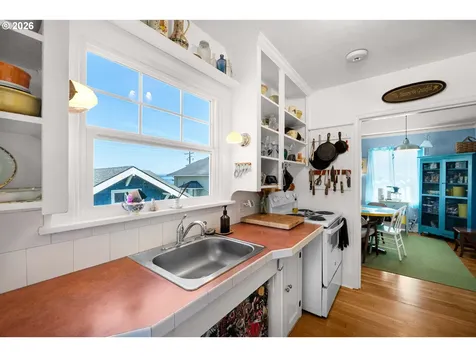 1374 Parker Place Astoria OR 97103