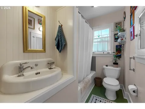 1374 Parker Place Astoria OR 97103