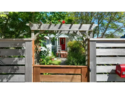 1374 Parker Place Astoria OR 97103