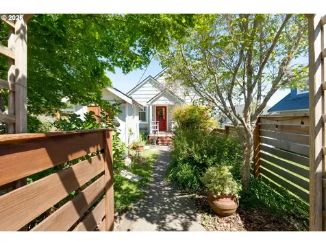 1374 Parker Place Astoria OR 97103