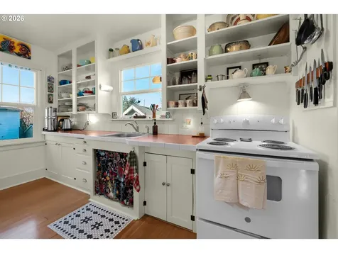 1374 Parker Place Astoria OR 97103