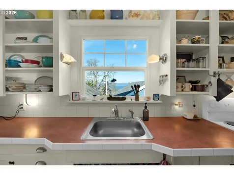 1374 Parker Place Astoria OR 97103