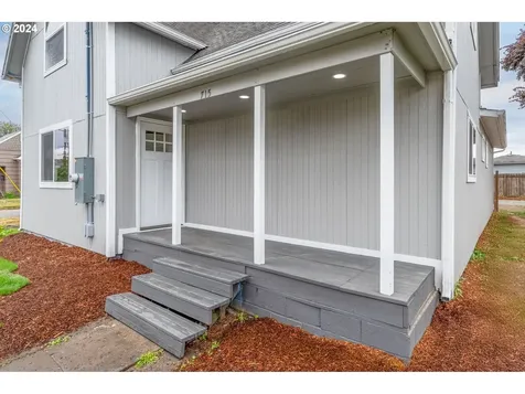 715 S 4th Avenue Kelso WA 98626