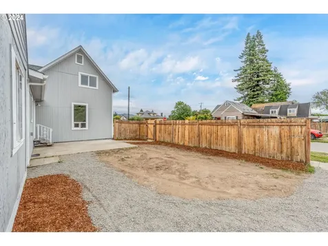 715 S 4th Avenue Kelso WA 98626