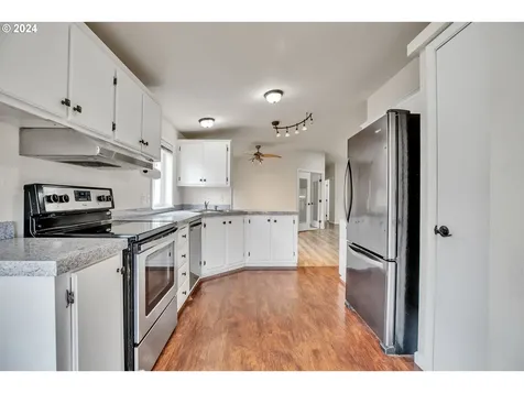 710 Schlador Street Silverton OR 97381