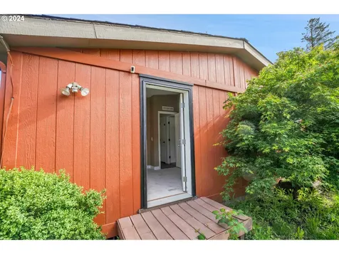 710 Schlador Street Silverton OR 97381