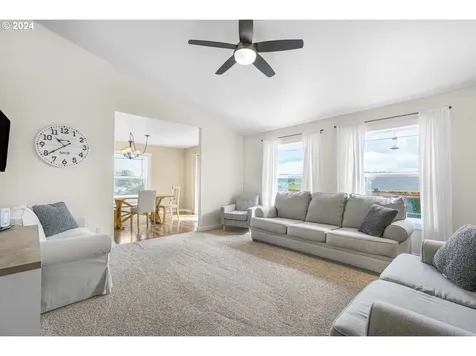 566 Ne Hilltop Court Sublimity OR 97385